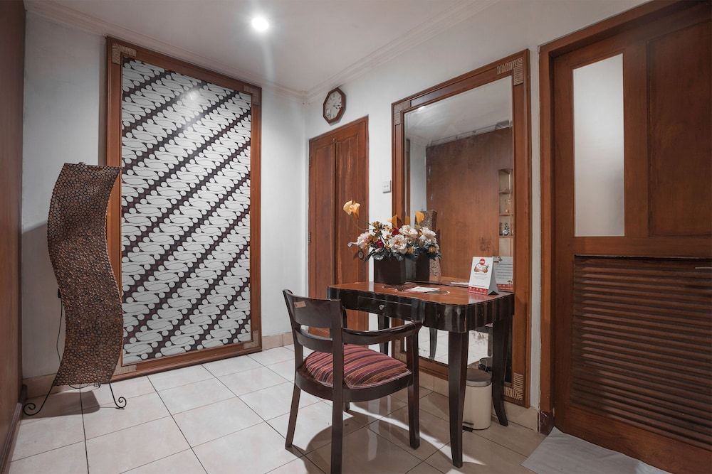 OYO 304 Griya Jogja Deluxe Double Room, 1 Double Bed 3