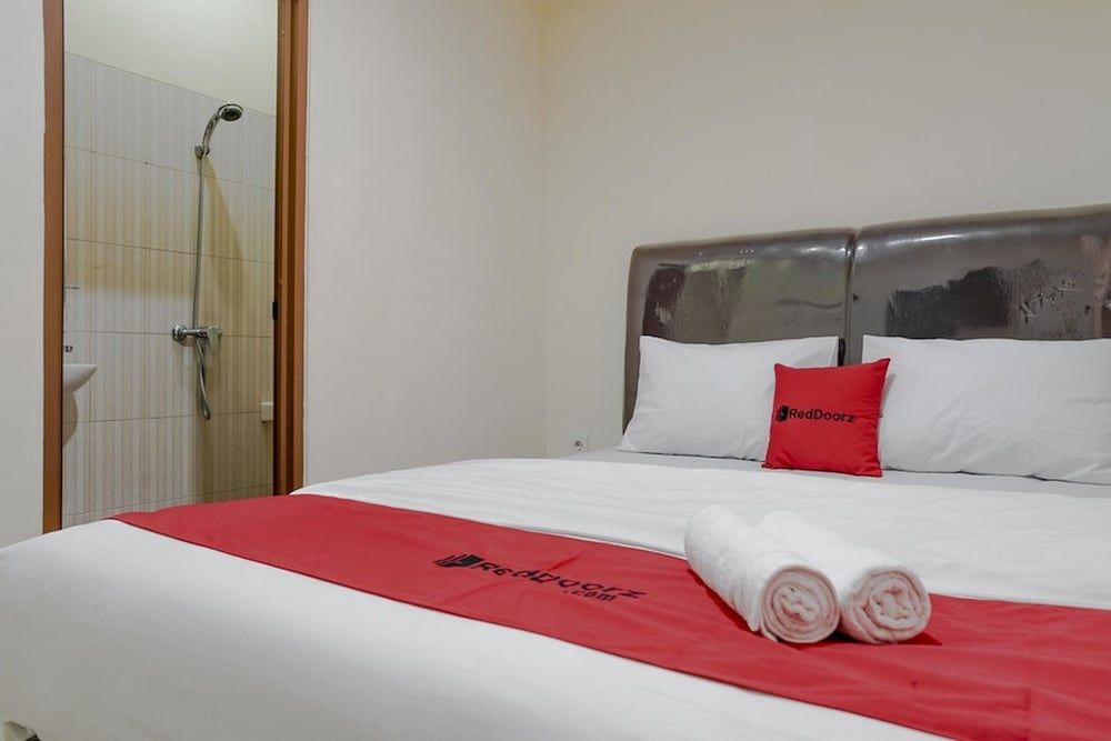 RedDoorz @ Jalan Biak Roxy Jakarta Double Room 3