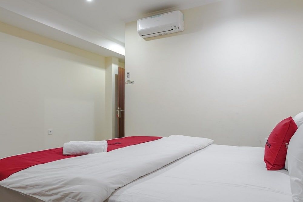 RedDoorz @ Jalan Biak Roxy Jakarta Double Room 2