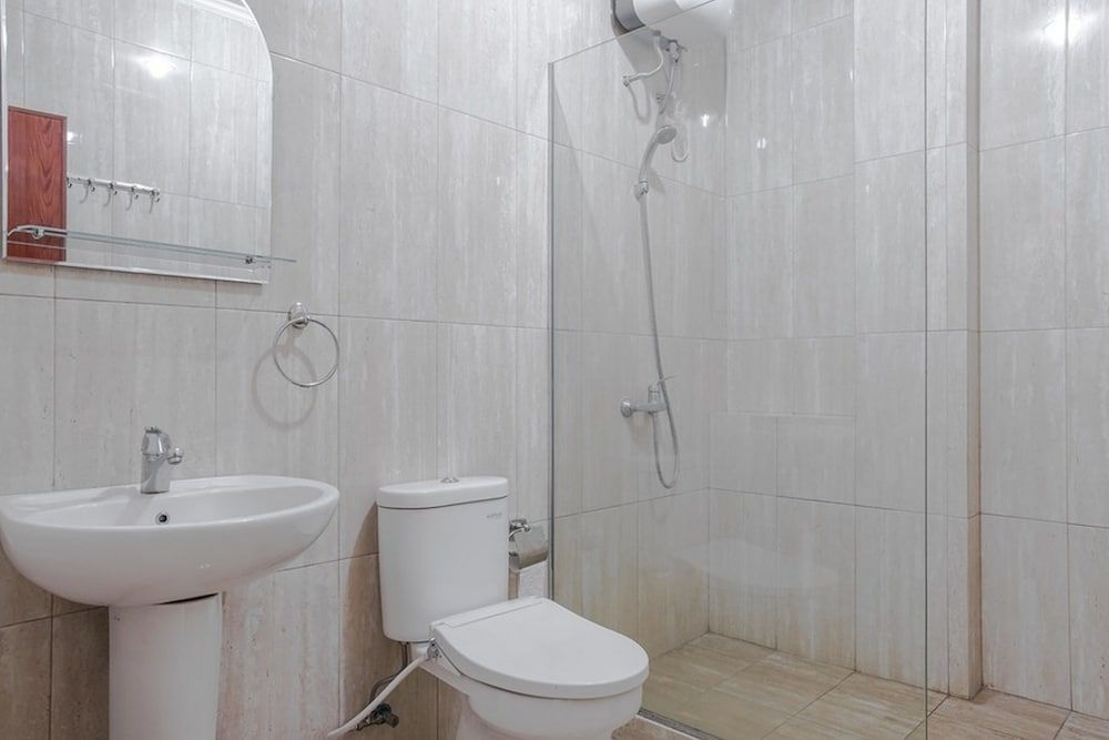 RedDoorz @ Jalan Biak Roxy Jakarta Double Room 4