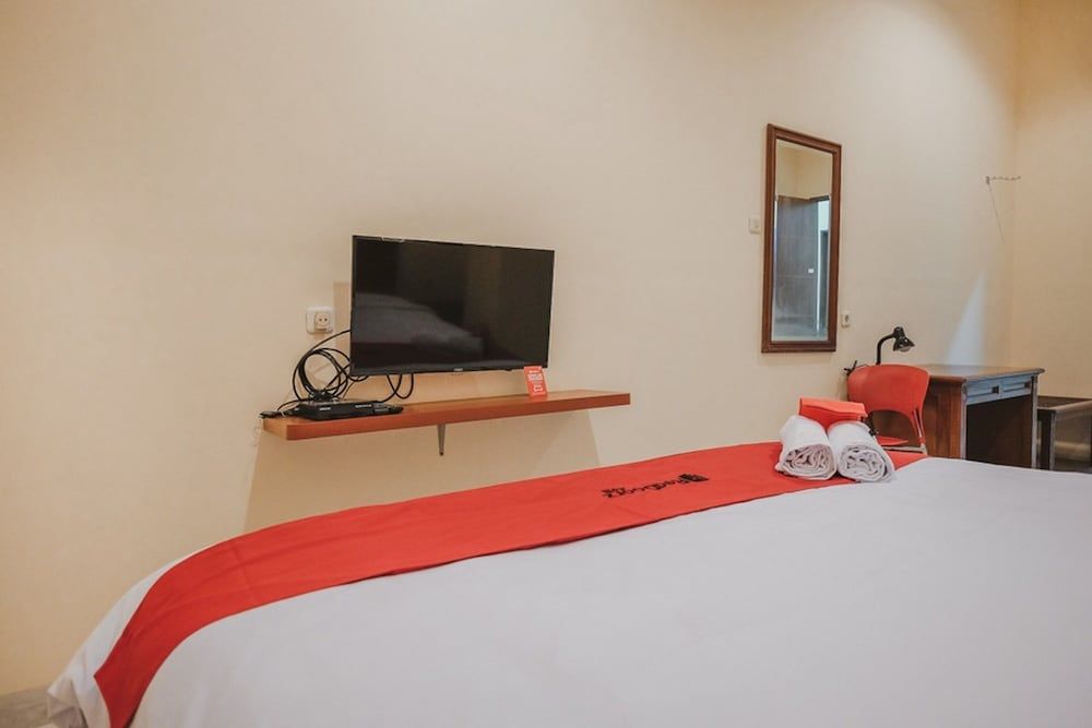 undefined RedDoorz Plus near Plaza Blok M 2