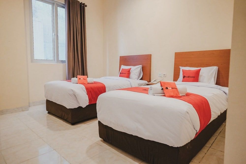undefined RedDoorz Plus near Plaza Blok M 3