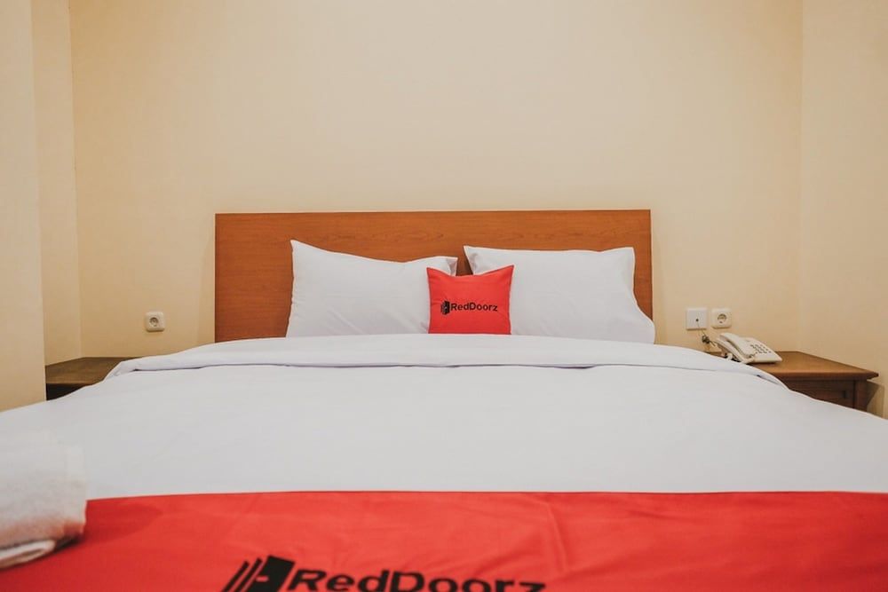 undefined RedDoorz Plus near Plaza Blok M 8