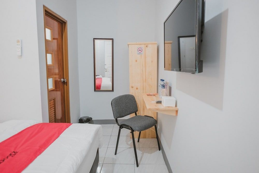 undefined RedDoorz Syariah near Siloam  Hospital Kebon Jeruk 9