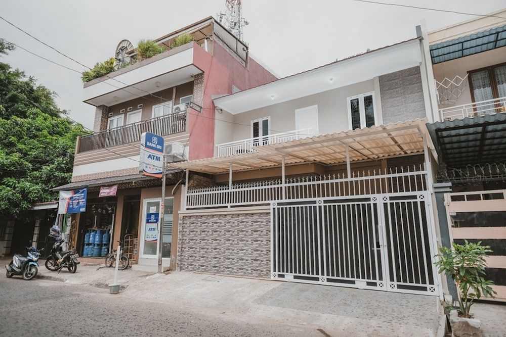 undefined RedDoorz Syariah near Siloam  Hospital Kebon Jeruk 2