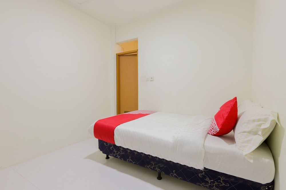 OYO 878 Loka Indah Residence Near Lokasari Square Standard Double Room