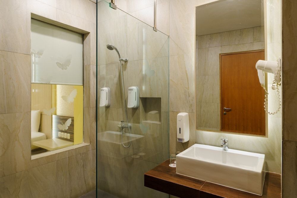 RedDoorz Plus near Dunia Fantasi Ancol Superior Room 4