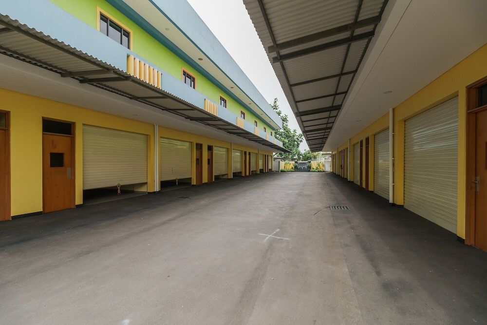 undefined RedDoorz Plus near Dunia Fantasi Ancol 8