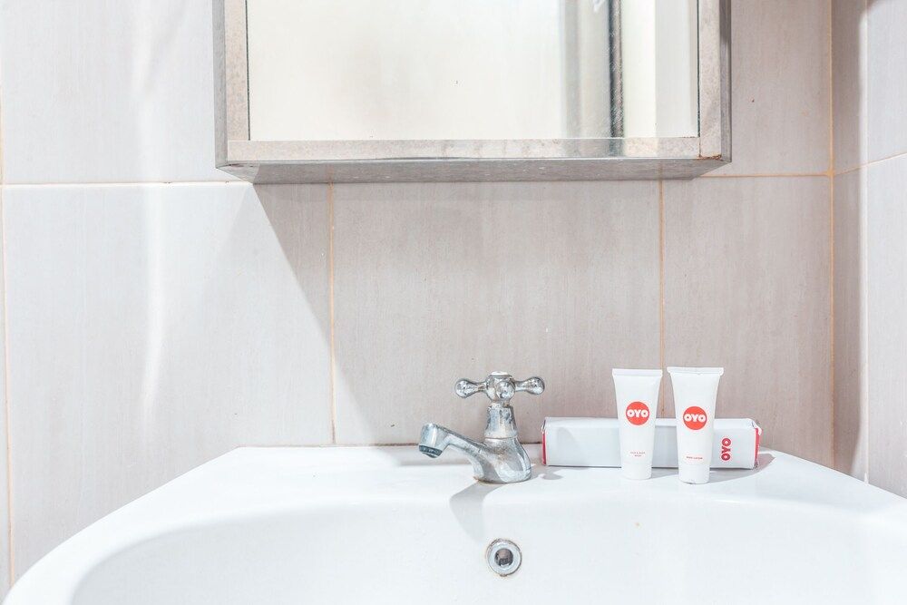 OYO 1667 Wisma Lux Barkah Deluxe Double Room 8