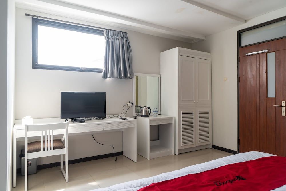 RedDoorz Plus @ Sawah Besar Deluxe Room 8