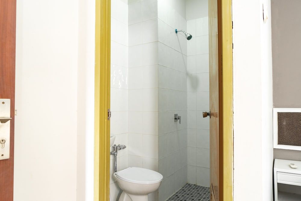 RedDoorz Plus @ Sawah Besar Deluxe Room 3