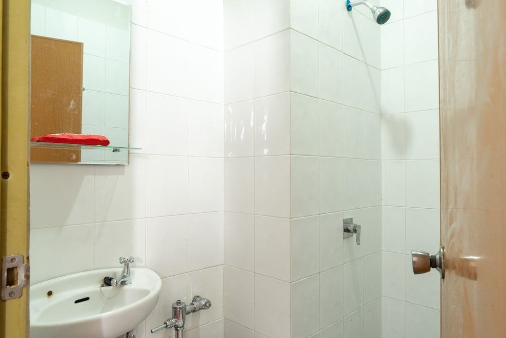 RedDoorz Plus @ Sawah Besar Deluxe Room 4