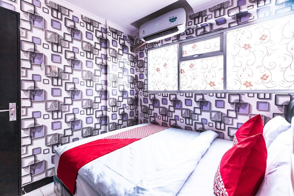 undefined OYO 2122 Qubic 10