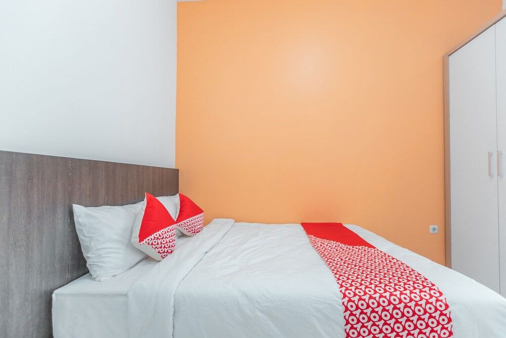 OYO 1907 Pangrango Residence Deluxe Double Room 6