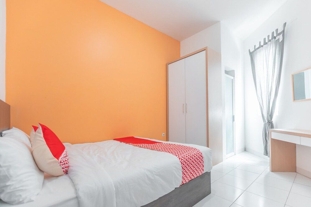 OYO 1907 Pangrango Residence Deluxe Double Room 7