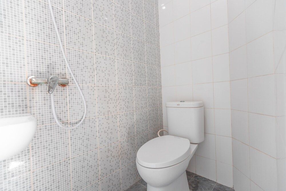 OYO 1907 Pangrango Residence Deluxe Double Room 10