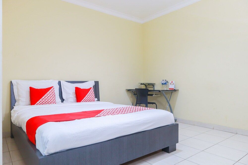 OYO 2196 Ss Homes Deluxe Double Room 8