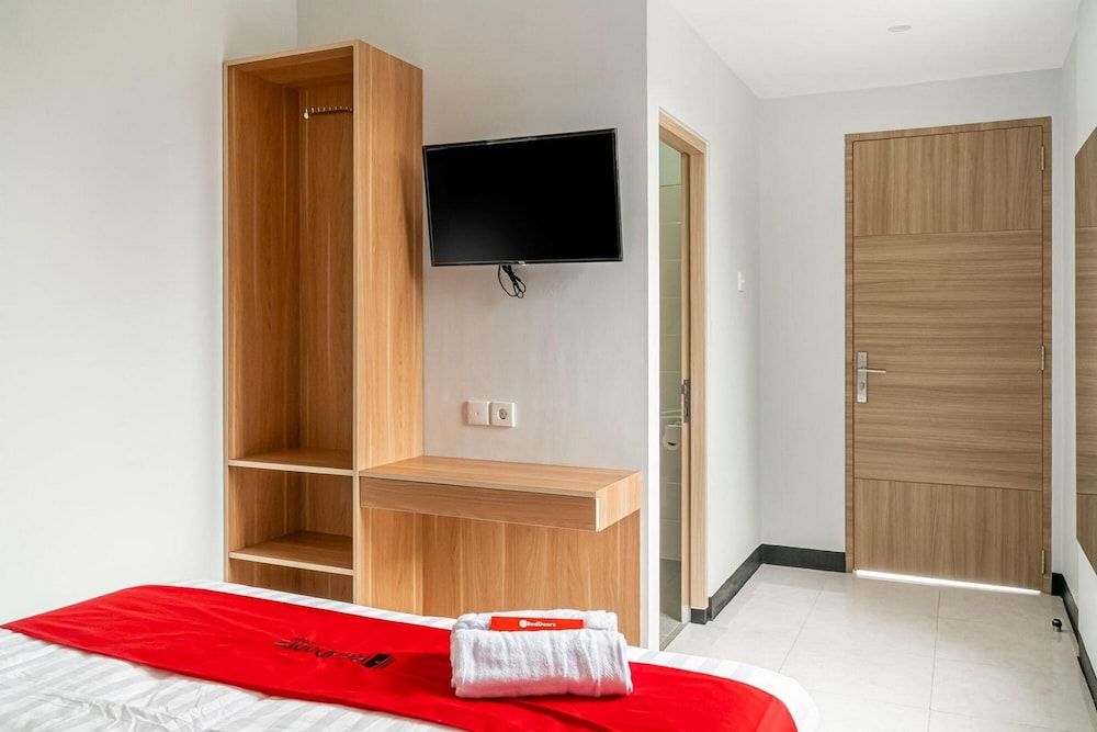 RedDoorz near Lippo Mall Puri Double Room (Reddoorz) 6