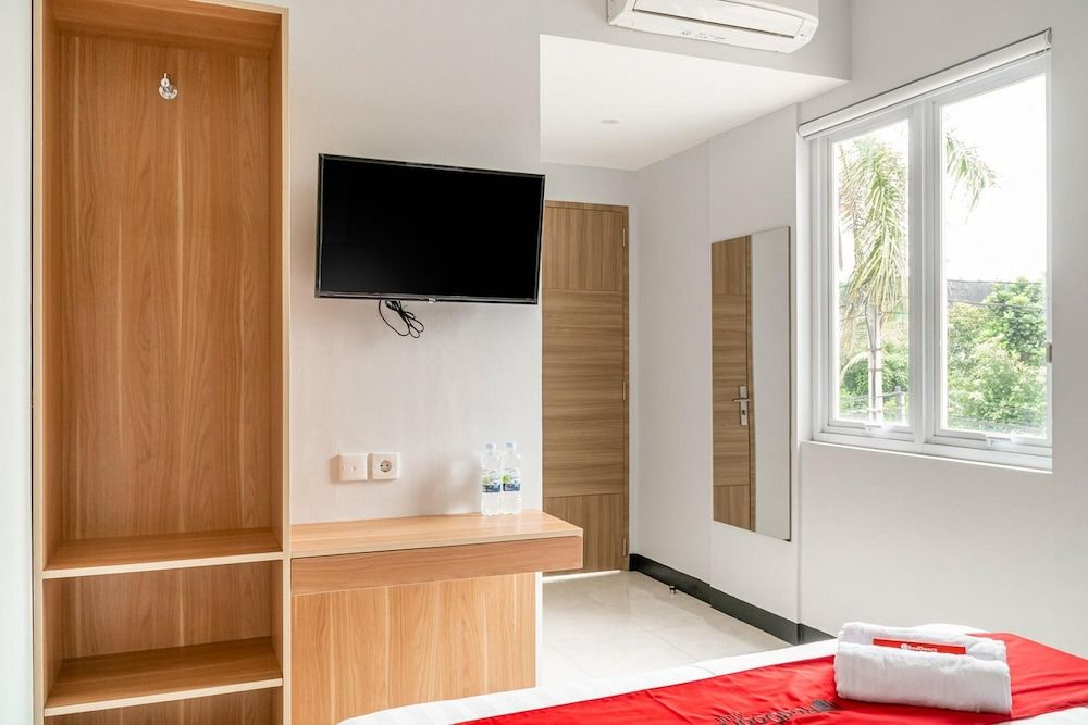undefined RedDoorz near Lippo Mall Puri 10