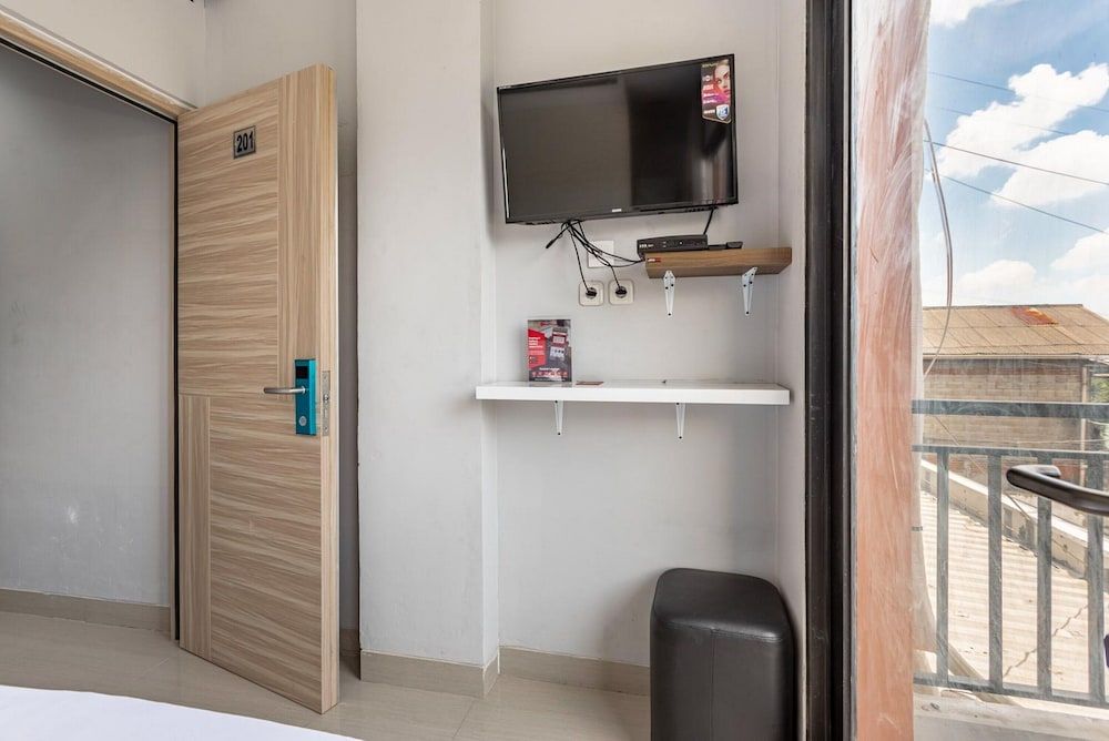 RedDoorz near Tanjung Duren 2 Double Room (Reddoorz) 9