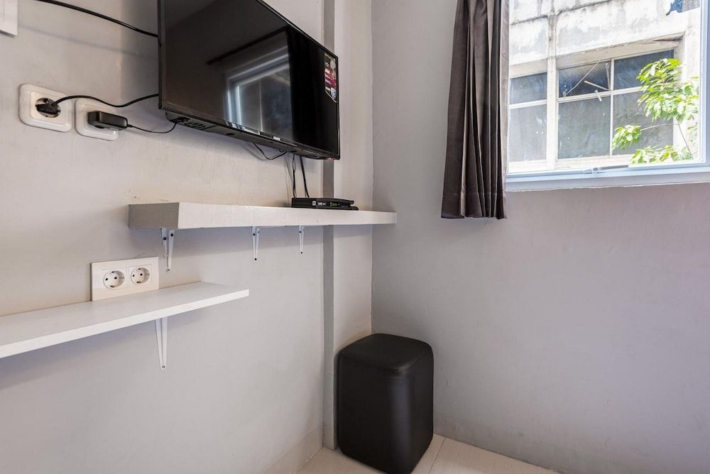 RedDoorz near Tanjung Duren 2 Double Room (Reddoorz) 10
