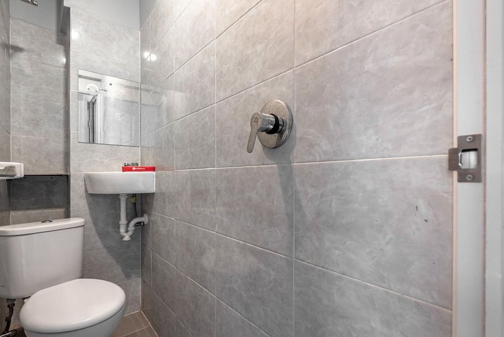 RedDoorz near Tanjung Duren 2 Double Room (Reddoorz) 8