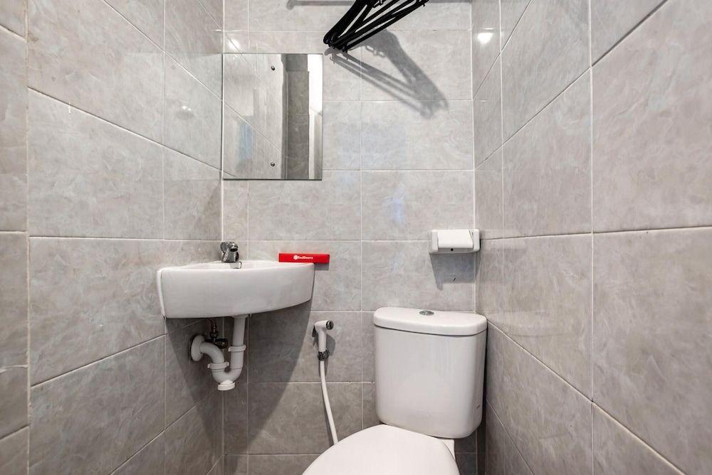 RedDoorz near Tanjung Duren 2 Economy Double Room 5