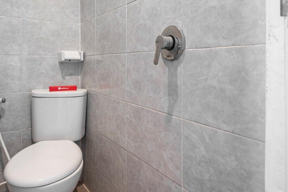 RedDoorz near Tanjung Duren 2 Economy Double Room 4