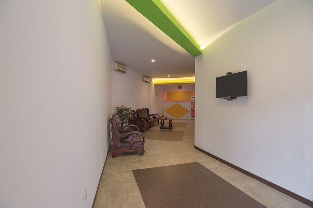 undefined RedDoorz near ITC Mangga Dua 4