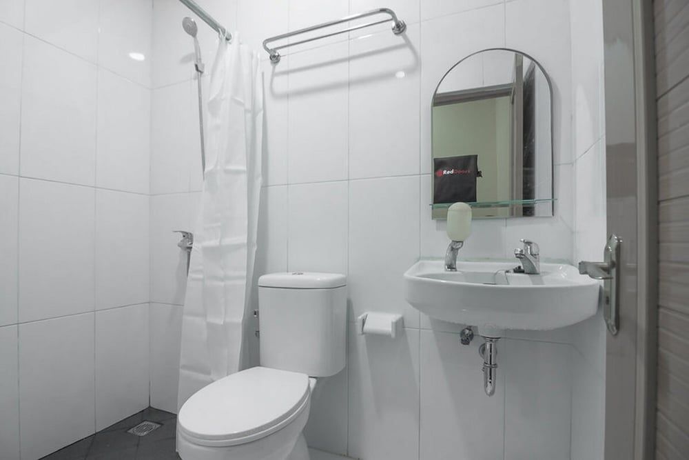 RedDoorz near ITC Mangga Dua Economy Double Room 10