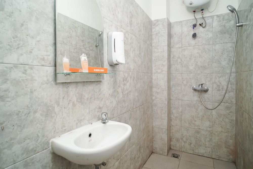 KoolKost near Universitas BINUS Standard Room 7