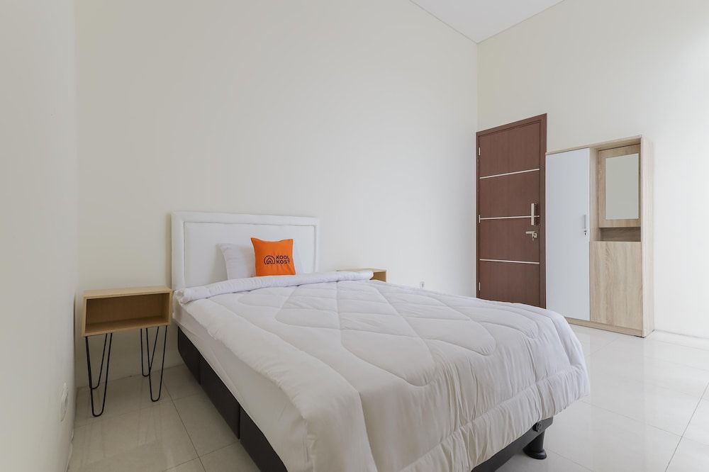 KoolKost near Gandaria City Mall Single Room 5