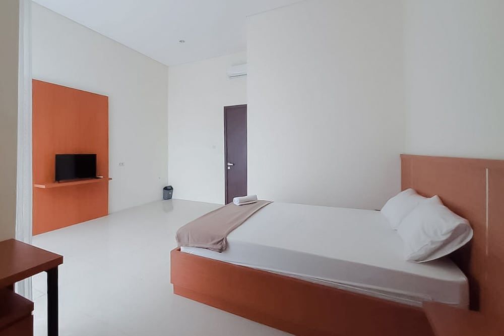 KoolKost near Gandaria City Mall Standard Room (Reddoorz) 2