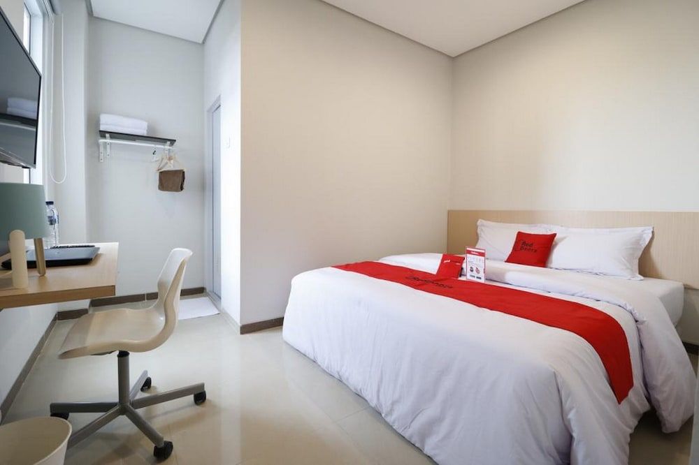 undefined RedDoorz Plus Syariah near Mall Pondok Indah