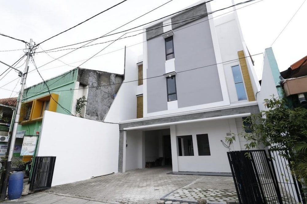 undefined RedDoorz Plus Syariah near Mall Pondok Indah 2