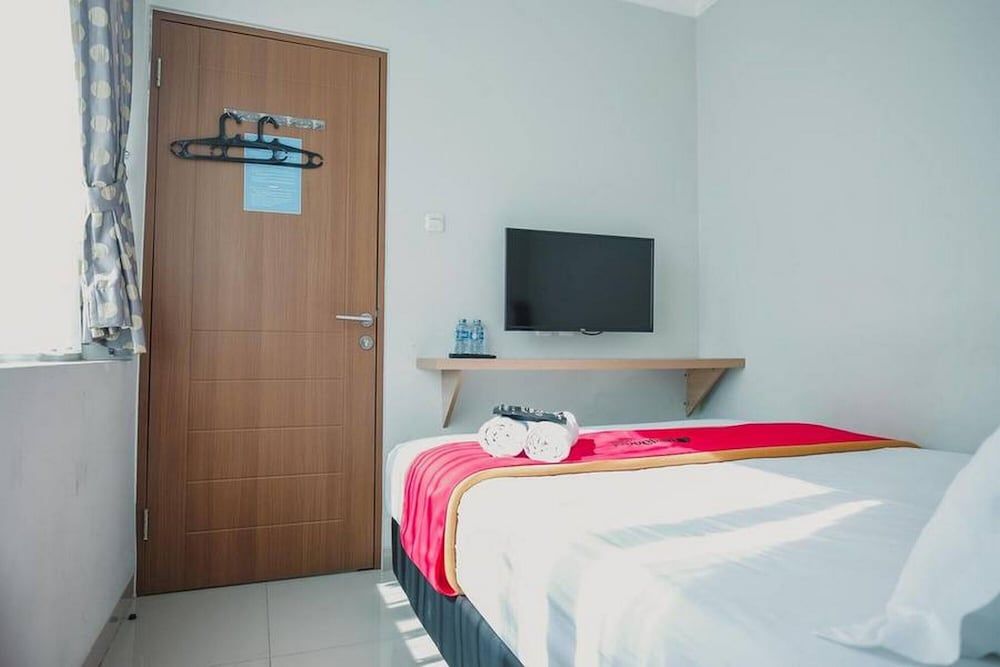 Reddoorz Plus Near Soekarno Hatta Airport Taman Mahkota Double Room 5