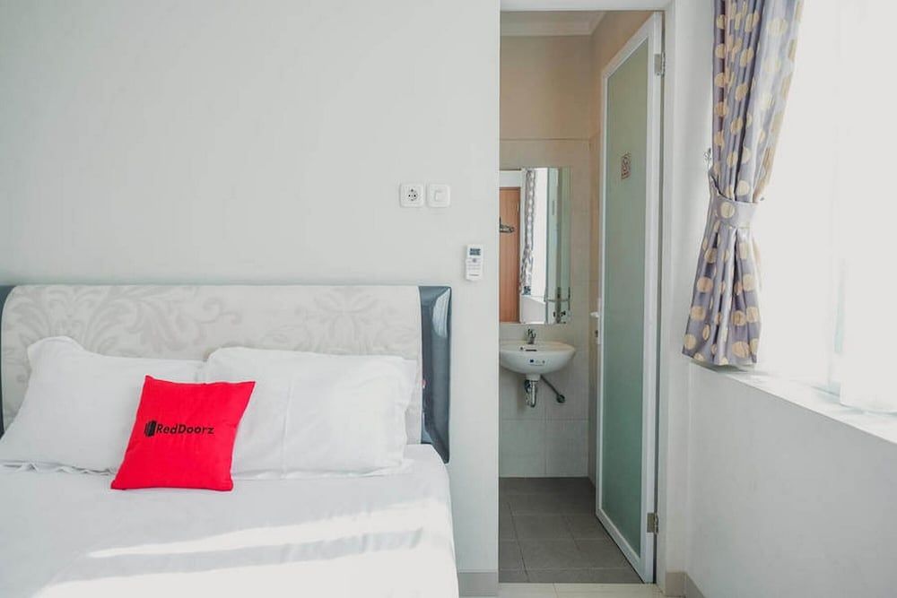 Reddoorz Plus Near Soekarno Hatta Airport Taman Mahkota Double Room 4