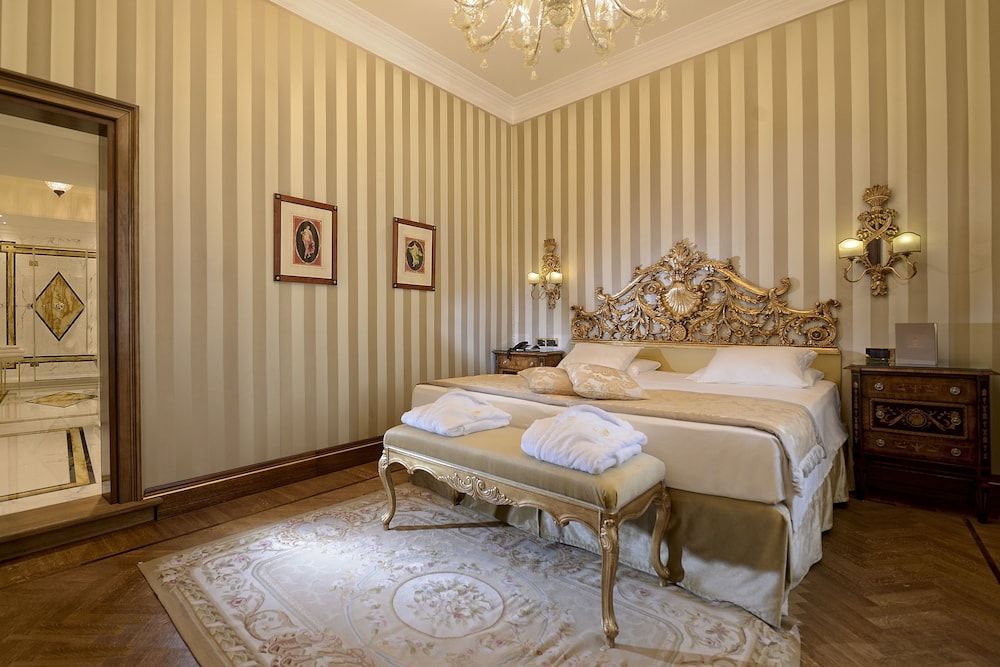Suite, Canal View