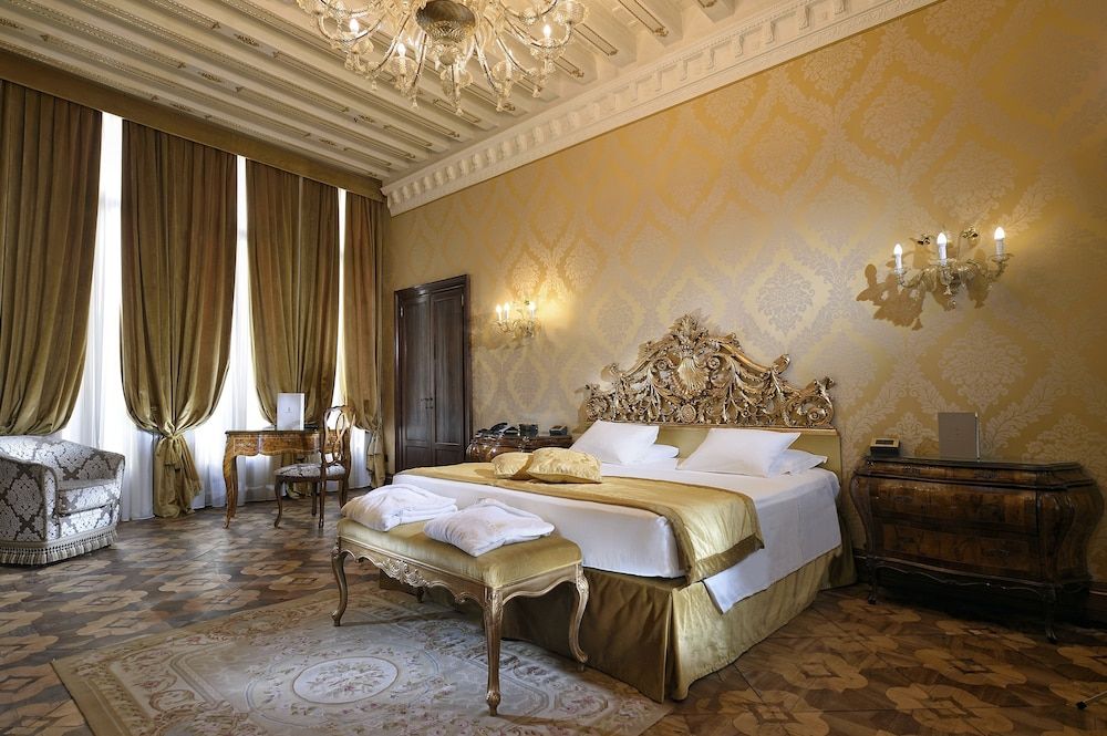 Suite, Canal View