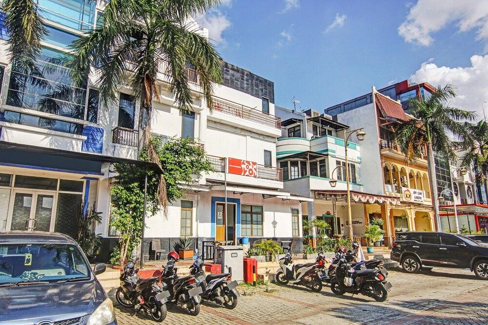 undefined Super OYO 90422 Mall Of Indonesia 3