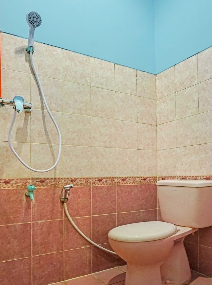 Super OYO 91535 J&b Rooms Tomang Standard Double Room 9