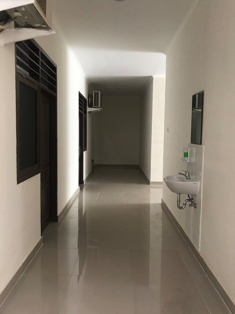 undefined OYO 92468 Roemah Djatinegara 9