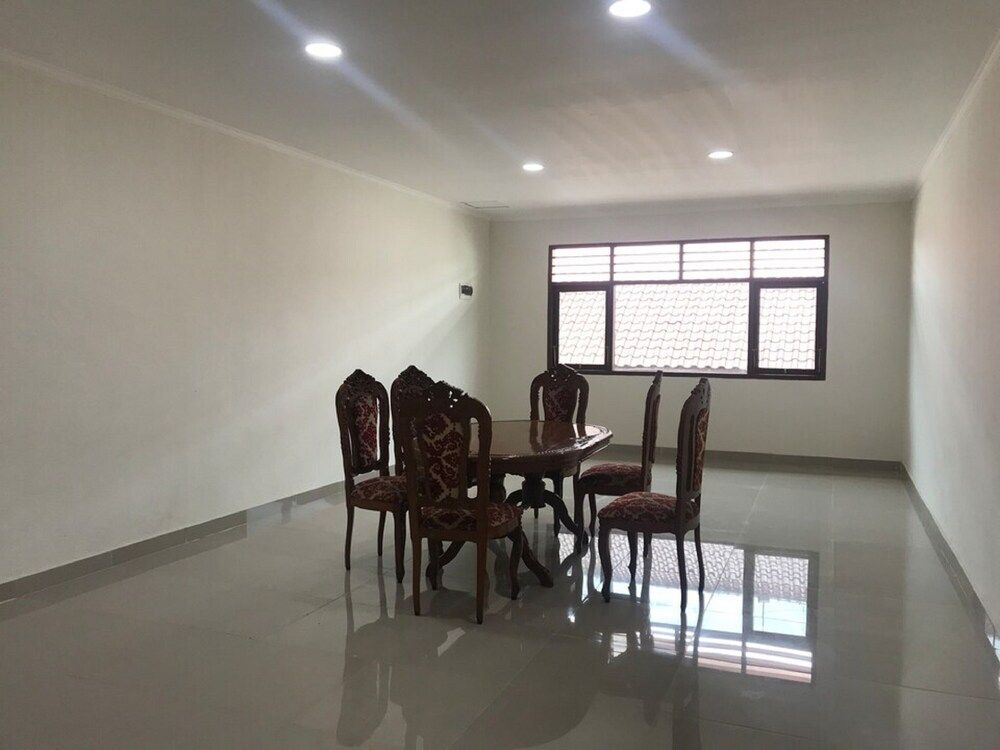 undefined OYO 92468 Roemah Djatinegara 6