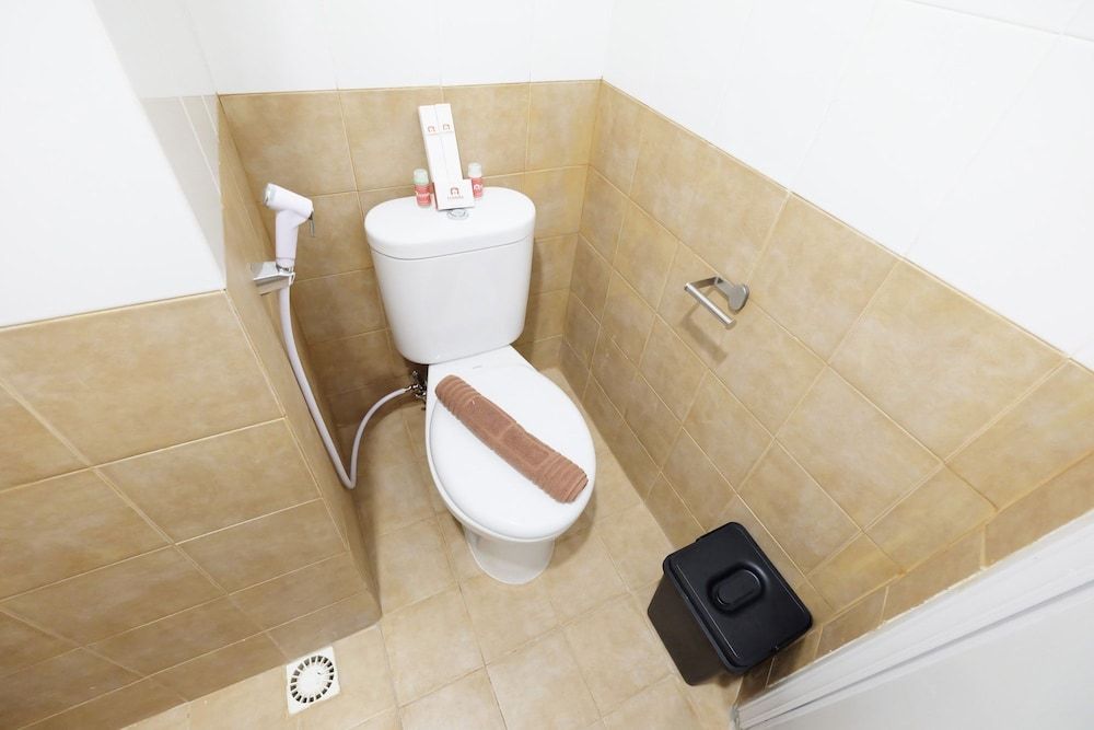 Clean And Tidy Green Pramuka Apartement Room 18