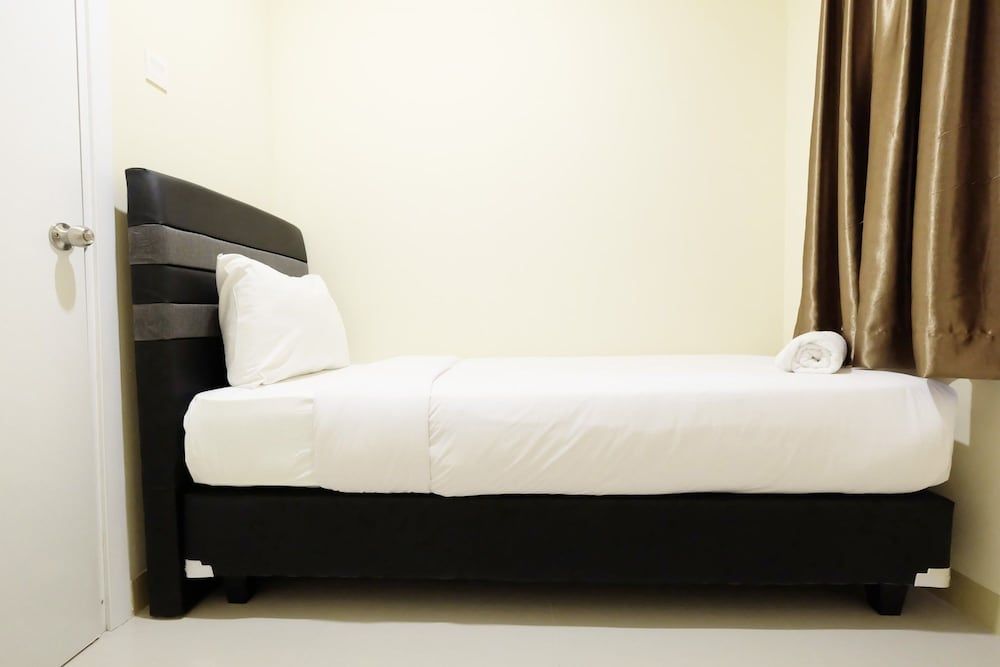 Clean And Tidy Green Pramuka Apartement Room 9