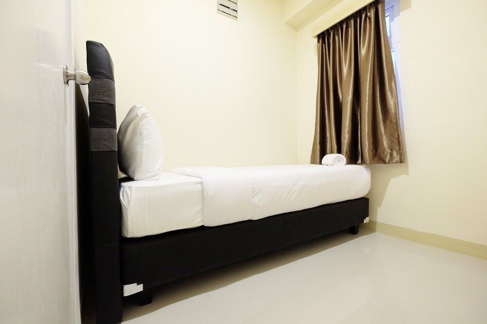 Clean And Tidy Green Pramuka Apartement Room 8