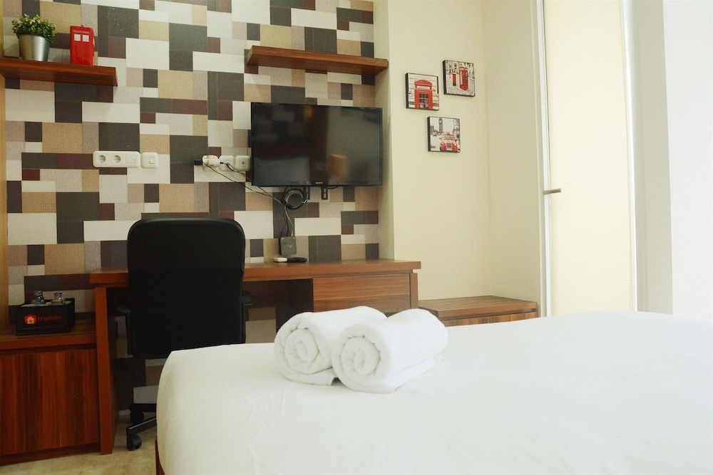 Warm and Best Studio Menteng Park Apartment Room 3