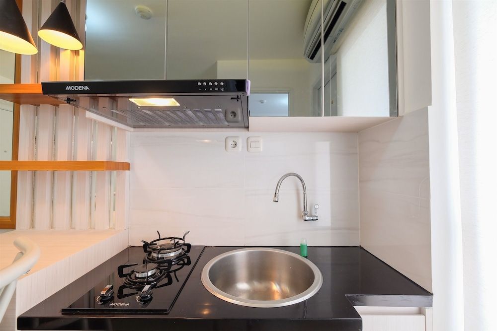 Compact Bassura City Apartment near Jatinegara Room 8