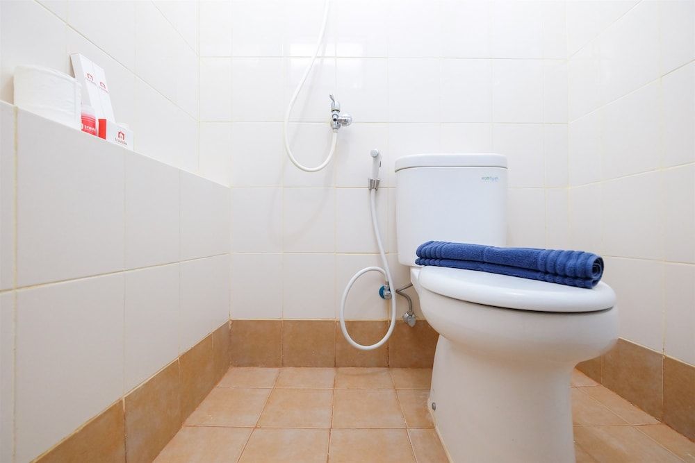 Compact Bassura City Apartment near Jatinegara Room 13