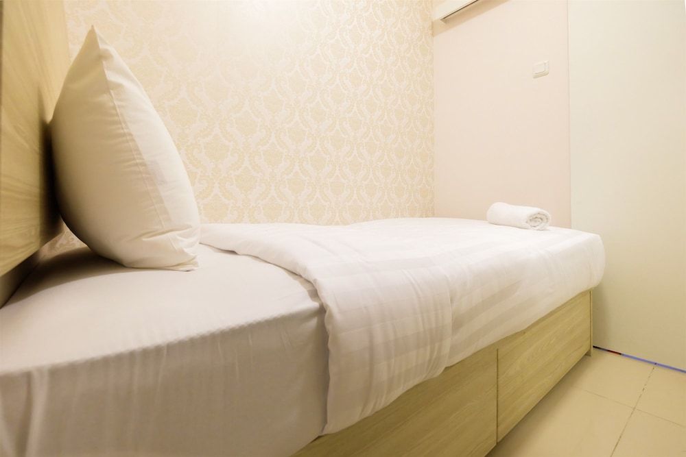 Easy Access to Mall Green Pramuka Apartment Room 8